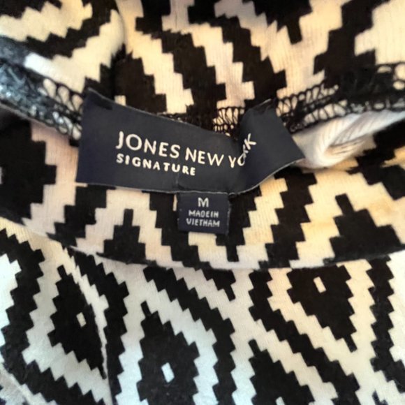 Black and White Long Sleeves Turtleneck - Picture 2 of 3